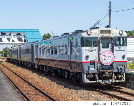 豊富駅に停車する花たびそうや号 134787033