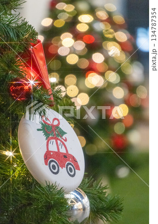 駅前のクリスマスイルミネーション 駅前のクリスマスイルミネーション 134787354
