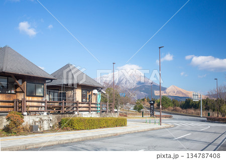 道の駅ゆふいんと積雪の由布岳 道の駅ゆふいんと積雪の由布岳 134787408