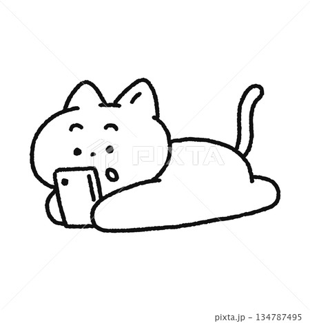 寝転がりながらスマホを見るネコ　線画 134787495
