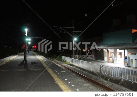 夜の富浦駅(1・2番ホーム) 夜の富浦駅(1・2番ホーム) 134787501