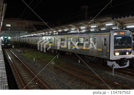 夜の君津駅　（内房線E131系と209系） 134787502