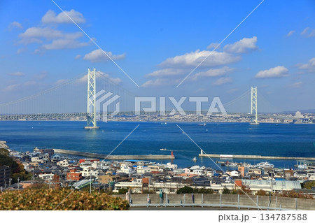 【兵庫県】淡路SAから見た快晴の明石海峡大橋 134787588