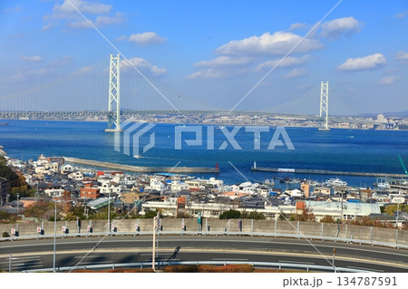 【兵庫県】淡路SAから見た快晴の明石海峡大橋 134787591