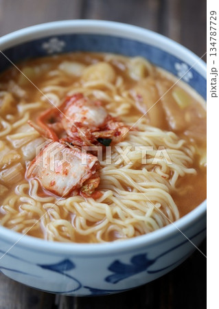 キムチを入れて煮込んだインスタント味噌ラーメン 134787729