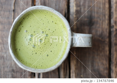 コロンと可愛い手作りカップに淹れた抹茶ラテ 134787846