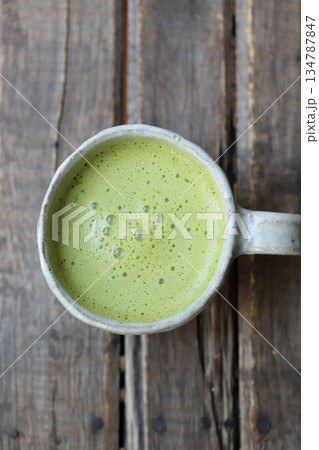 コロンと可愛い手作りカップに淹れた抹茶ラテ 134787847