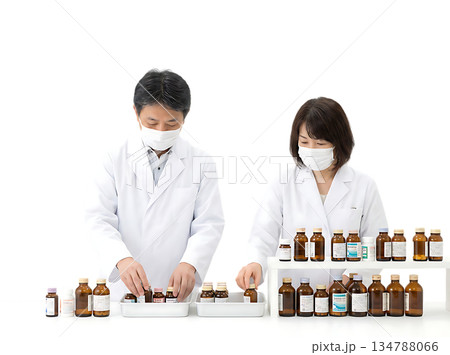 薬剤師が医薬品を整理する専門的な作業風景 134788066