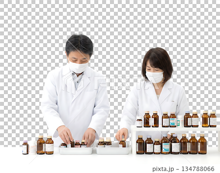 薬剤師が医薬品を整理する専門的な作業風景 134788066