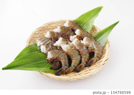 ざるに盛った無頭ブラックタイガーえび 134788599