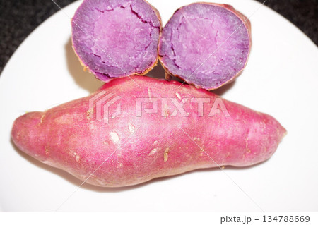 紫色の焼き芋 紫色の焼き芋 134788669