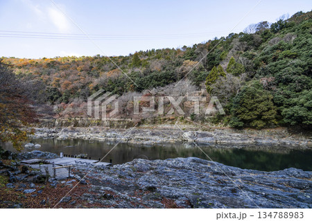 大悲閣（千光寺）参道入口前の保津川（冬季） 134788983