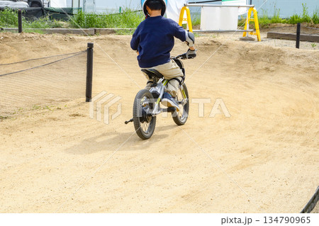 モトクロスダートコースを電動マウンテンバイクで走る子ども（8歳児／男の子） 134790965