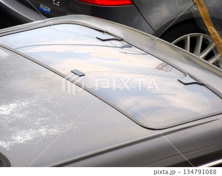 自動車のサンルーフ 134791088