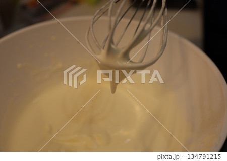 泡立て器から垂れる生地　お菓子作りの下準備クローズアップ 134791215