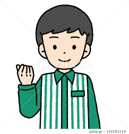 コンビニ店員の男性がガッツポーズをしている 134791219