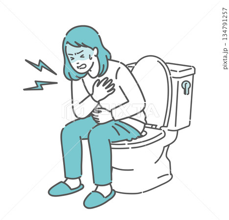 トイレでヒートショックを起こし胸を押さえる女性のイラスト 134791257