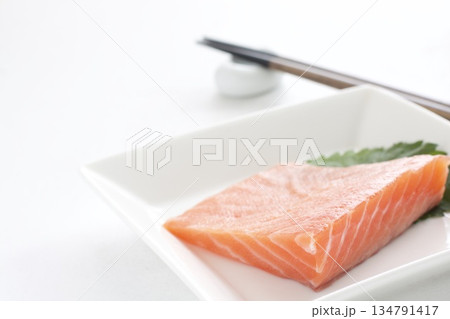 生サーモンのブロック 134791417