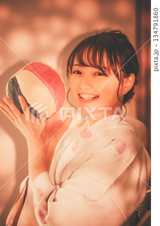 紙風船を持つ和服の若い女性 134791860