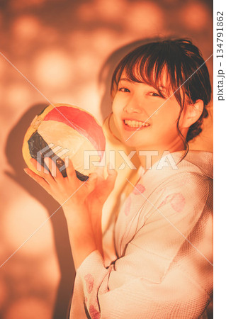 紙風船を持つ和服の若い女性 134791862