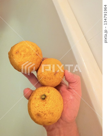 「柚子湯を楽しむ手元　冬のヘルスケアとリラックス」 134791964