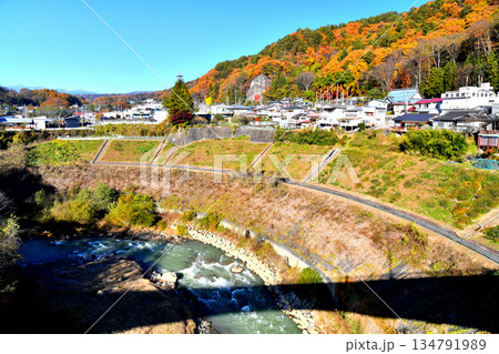 中央長野原橋/吾妻川より群馬大津駅方面を望む(群馬県長野原町)【2025.11】 中央長野原橋/吾妻川より群馬大津駅方面を望む(群馬県長野原町)【2025.11】 134791989