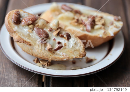 ミックスナッツのハニーバタータルティーヌ　バゲットオープンサンド 134792149