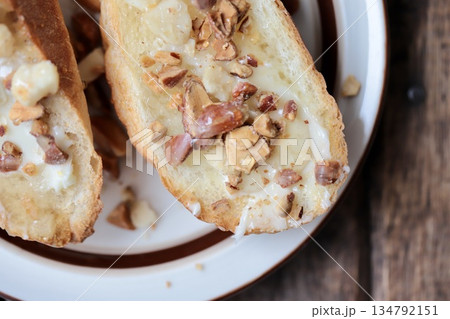 ミックスナッツのハニーバタータルティーヌ　バゲットオープンサンド 134792151