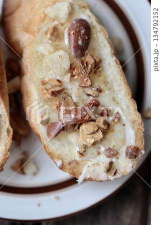 ミックスナッツのハニーバタータルティーヌ　バゲットオープンサンド 134792152