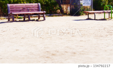 誰もいない公園のベンチ 134792217