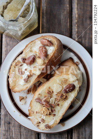 ミックスナッツのハニーバタータルティーヌとハチミツの瓶　バゲットオープンサンド 134792224