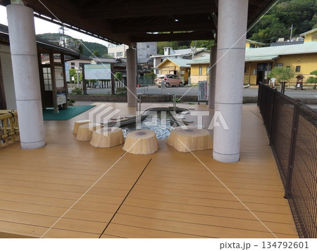 湯郷温泉街の憩いの足湯ふれあいの湯無料、岡山県美作市湯郷、美作地方に伝わる巨人伝説さんぶ太郎の足型 134792601