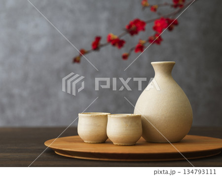 日本酒イメージ　徳利とお猪口の酒器セット 134793111