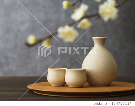 日本酒イメージ　徳利とお猪口の酒器セット 134793114