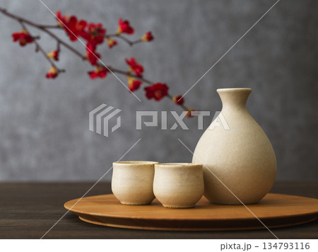 日本酒イメージ　徳利とお猪口の酒器セット 134793116