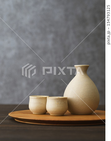 日本酒イメージ　徳利とお猪口の酒器セット 134793125