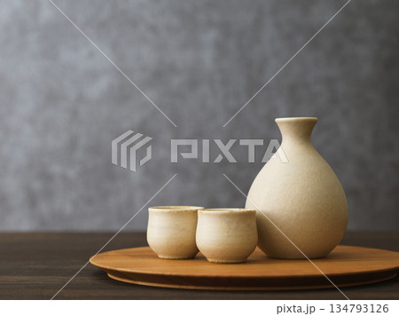 日本酒イメージ　徳利とお猪口の酒器セット 134793126