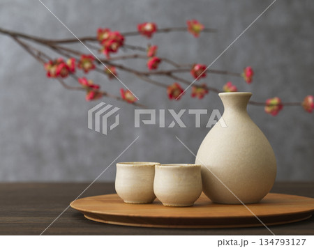 日本酒イメージ　徳利とお猪口の酒器セット 134793127