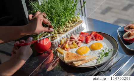 Chef serves fried eggs in a cafe.  134793292