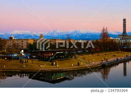 環水公園から望む立山連峰 134793304