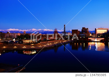 環水公園から望む立山連峰 環水公園から望む立山連峰 134793305