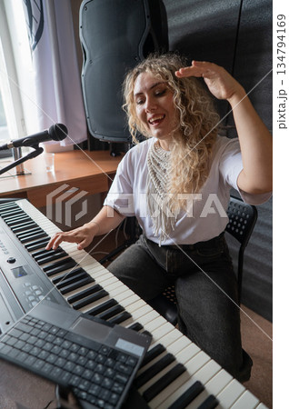 Caucasian woman teaches online music lesson..  134794169