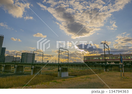 夕焼けの中を走る京王線の電車の写真 夕焼けの中を走る京王線の電車の写真 134794363