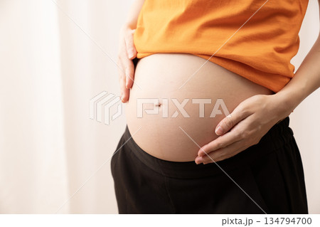妊娠8ヶ月の女性のお腹 妊娠8ヶ月の女性のお腹 134794700