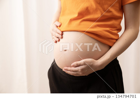 妊娠8ヶ月の女性のお腹 妊娠8ヶ月の女性のお腹 134794701