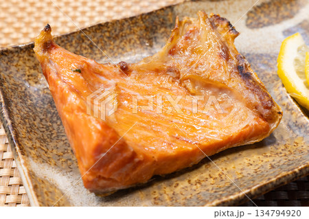おいしい焼き魚、鮭のハラス焼き 134794920