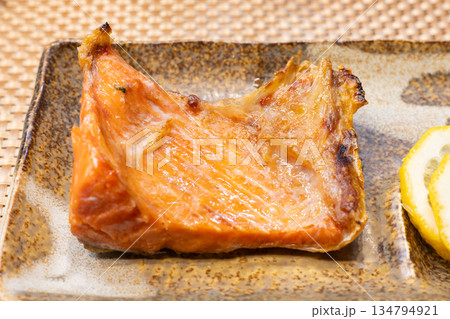 おいしい焼き魚、鮭のハラス焼き 134794921