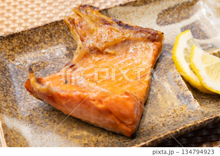 おいしい焼き魚、鮭のハラス焼き 134794923