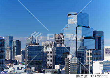 東京湾の海岸に建ち並ぶオフィスビル 134795380