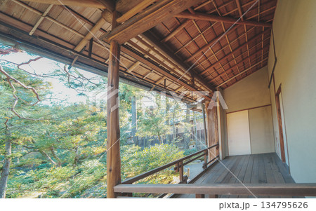京都の無鄰菴の庭園 134795626